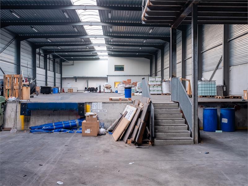 Bedrijfsgebouw met burelen en opslagruimte. 