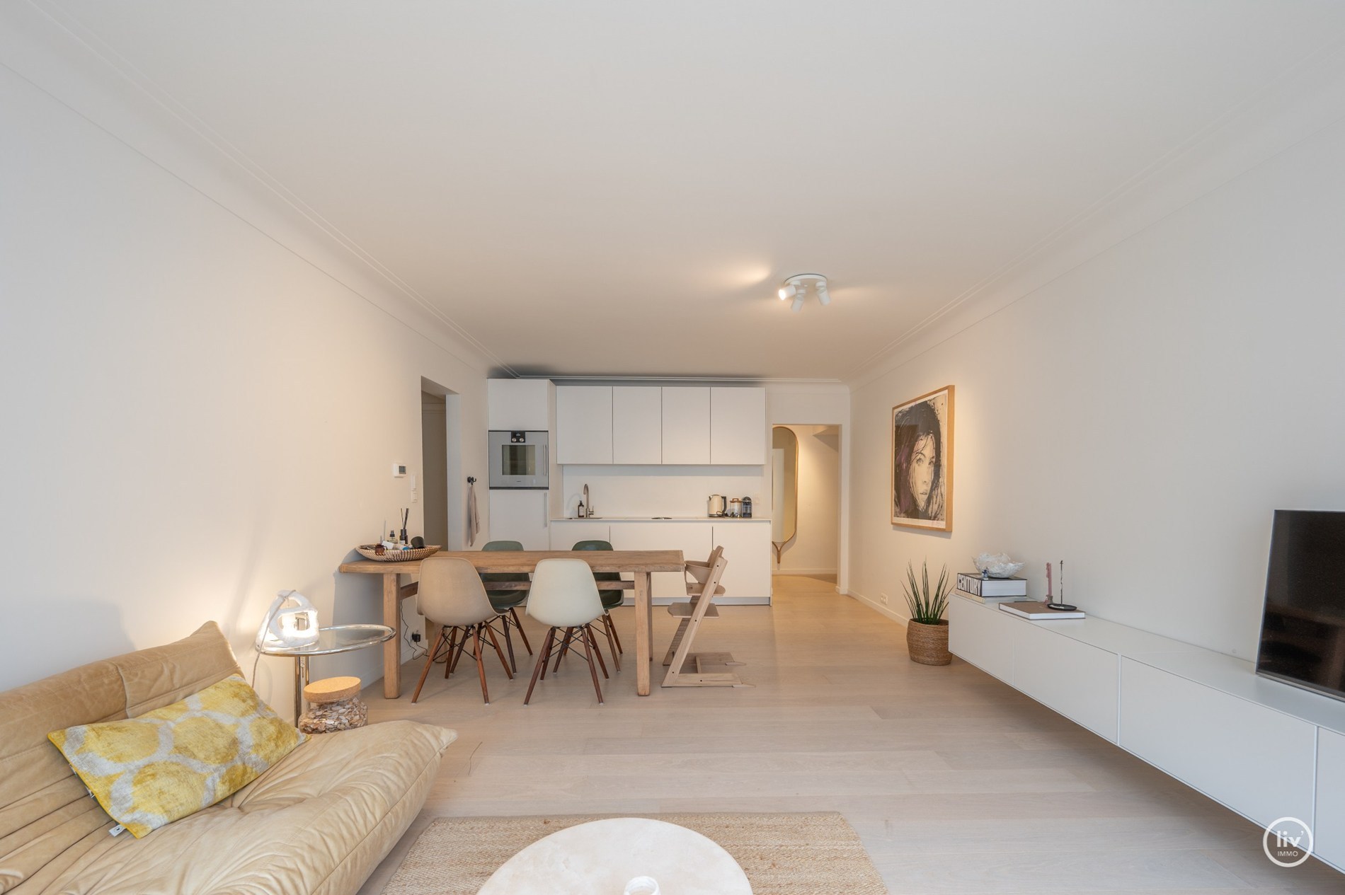 Mooi gerenoveerd appartement met 3 slaapkamers gelegen vlakbij de Kustlaan te Knokke. 