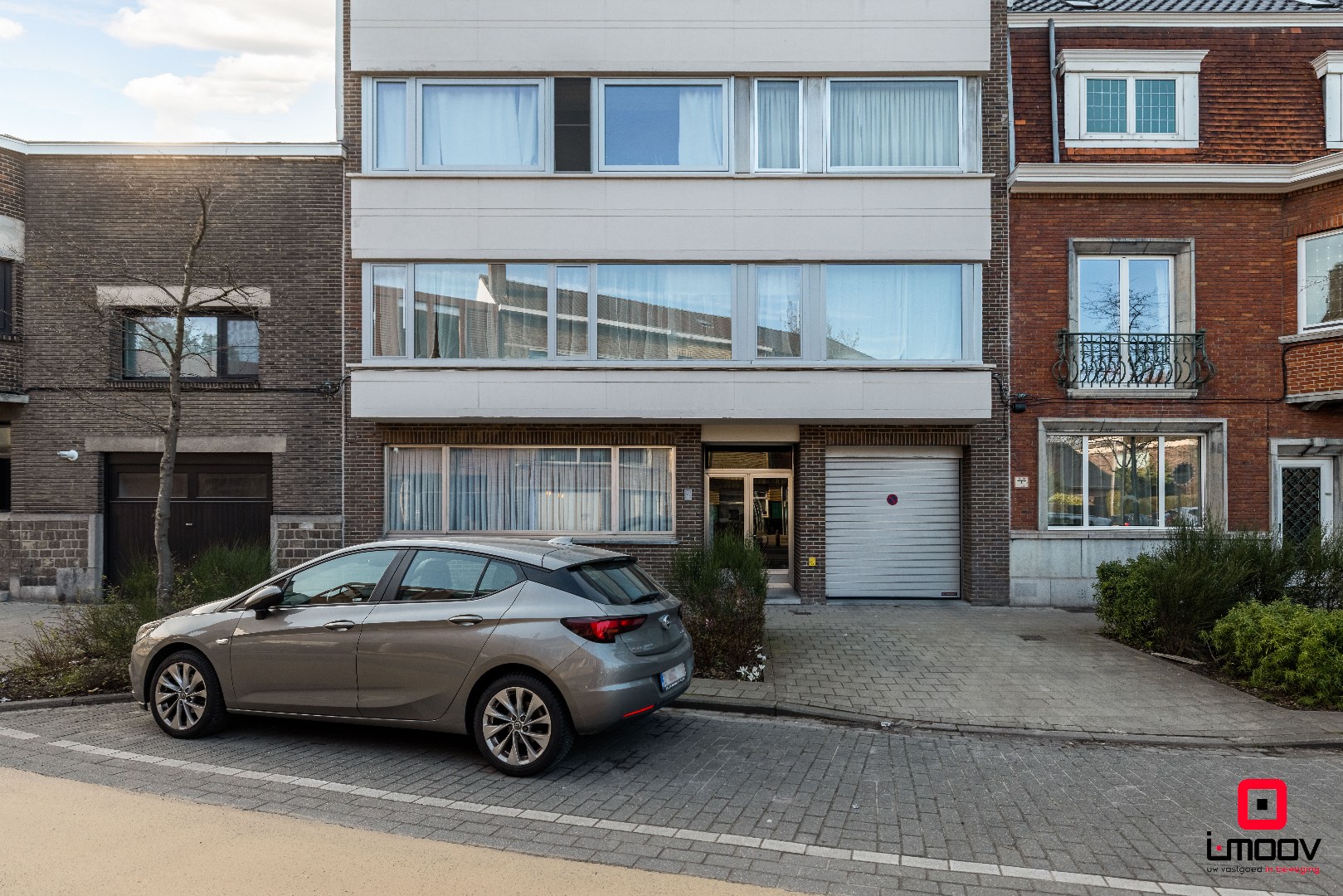 Instapklaar gelijkvloers appartement met tuin en parking in Sint-Amandsberg 