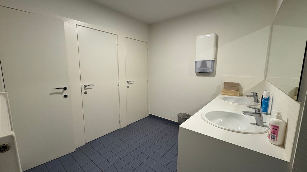 Ingedeelde kantoorruimte te huur vlakbij R4 en E40 in Drongen