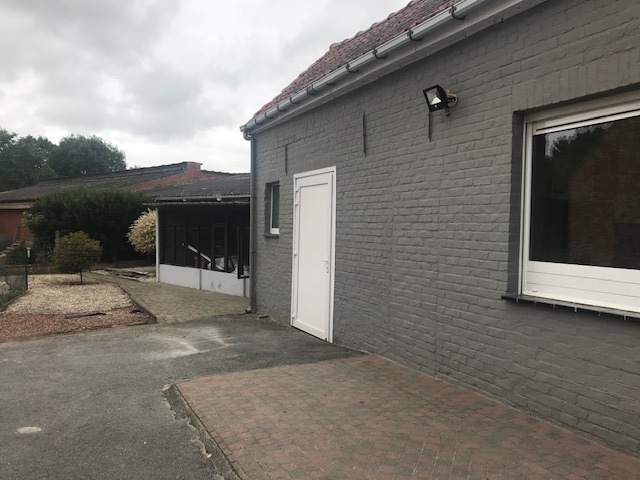 Halfopen ruime woning met 3 slaapkamers en buitenruimte. 