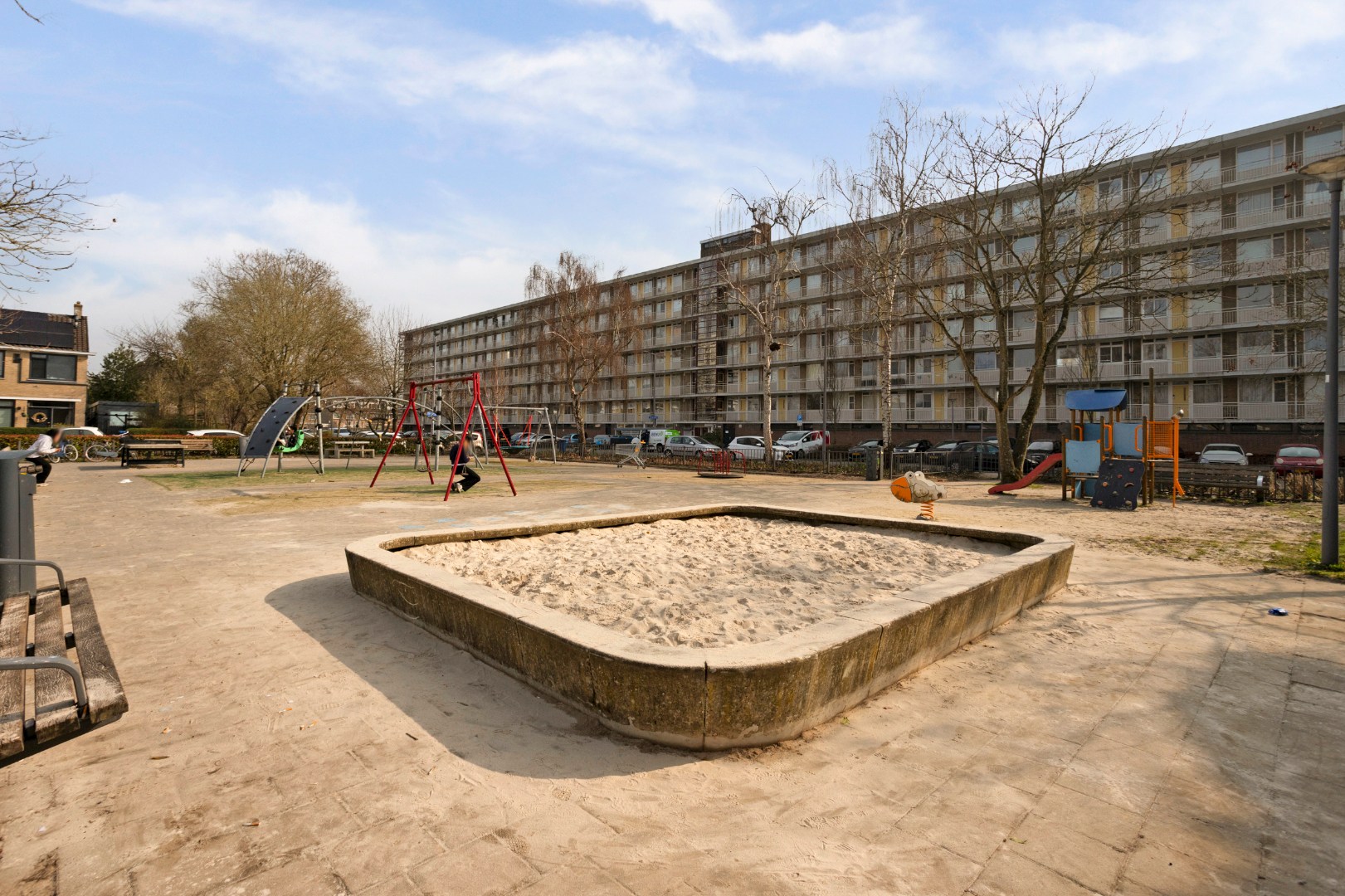 Ruime uitgebouwde 6-kamer hoekwoning met kunststofkozijnen, dakkapellen, grote tuin en eigen grond. 