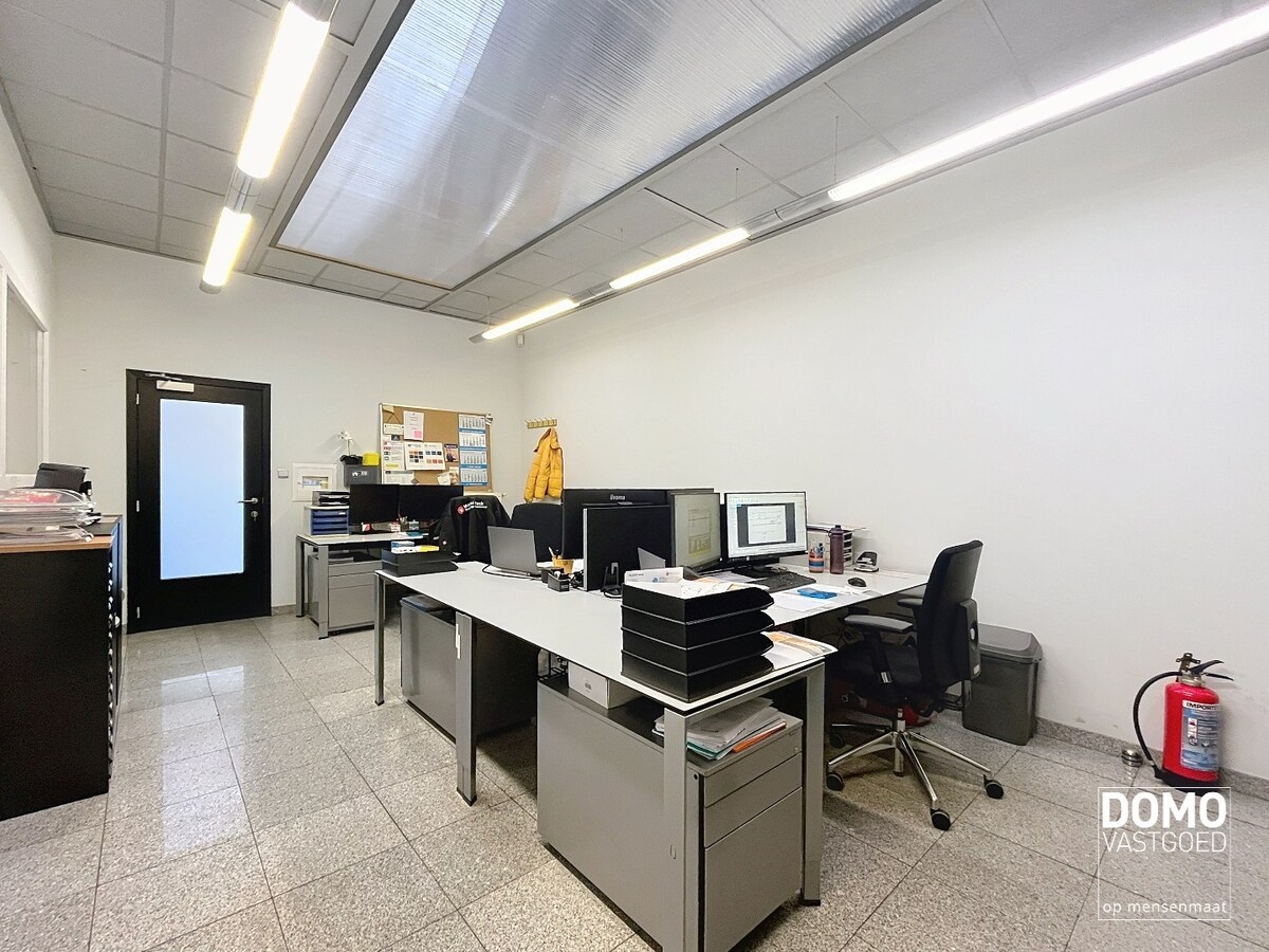 RUIM COMMERCIEEL GEBOUW VOORZIEN VAN TOONZAAL, KANTOREN EN OPSLAGPLAATS IN HERK-DE-STAD 