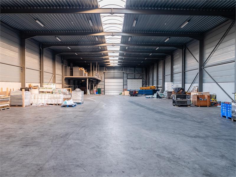 Bedrijfsgebouw met burelen en opslagruimte. 