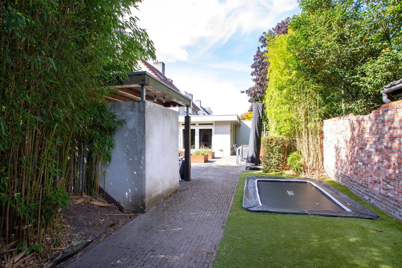 Vrijstaande woning met carport en garage gelegen op een perceel van 437 m2. 