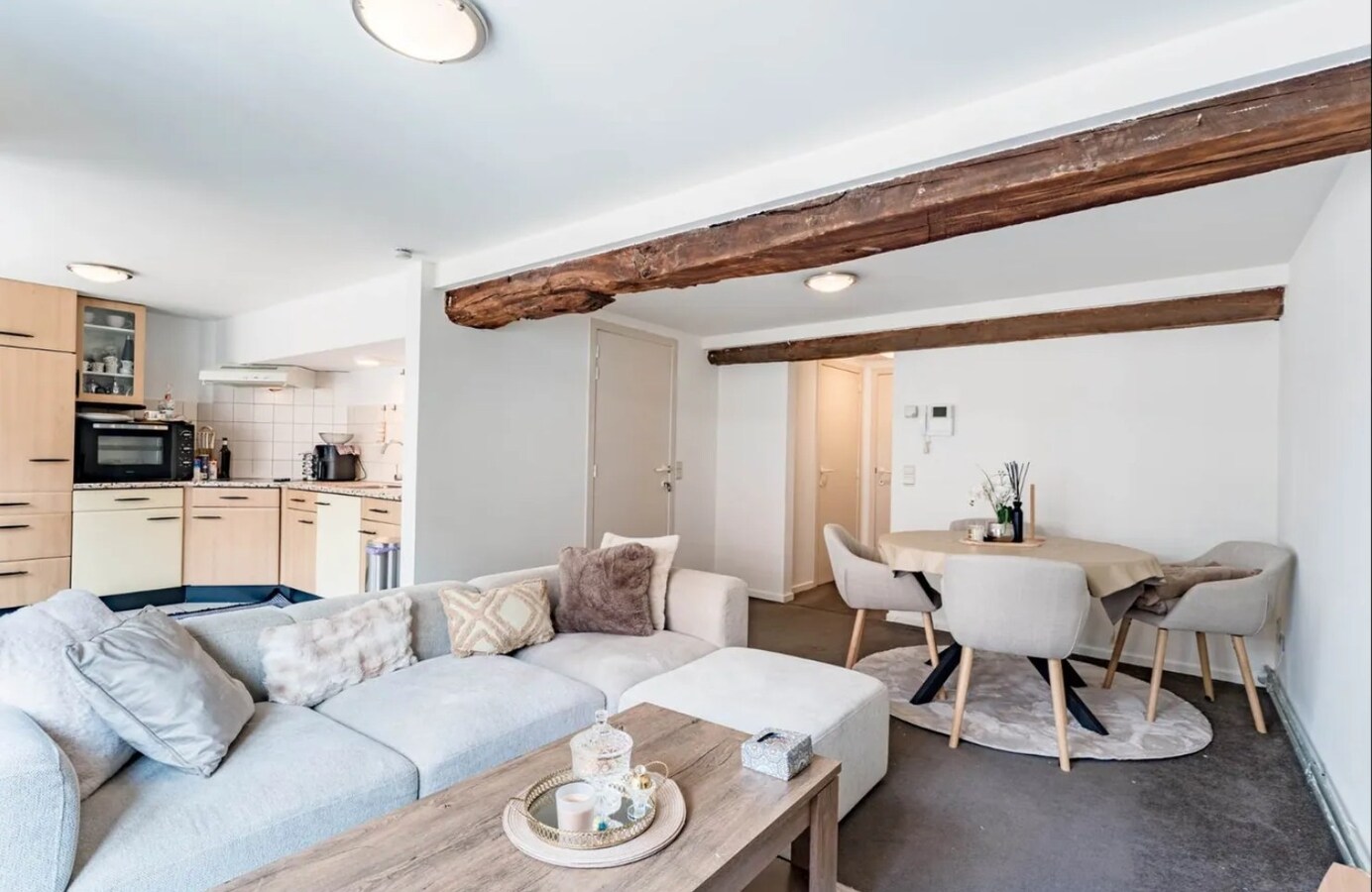 Unieke investeringsopportuniteit in het hart van Maaseik Handelspand + 2 verhuurde appartementen | Centrale ligging | Interessant verhuurpotentieel 