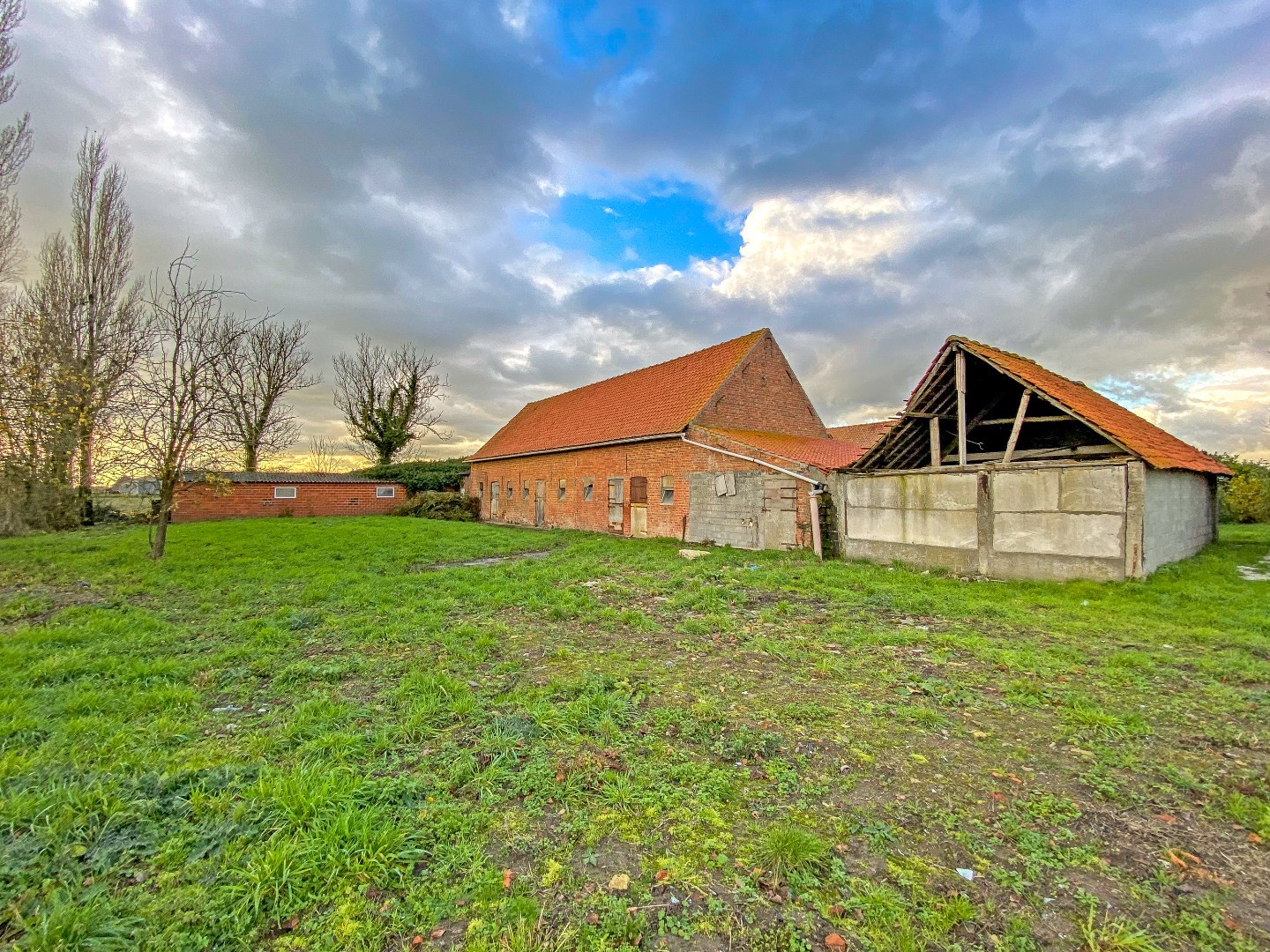 Landelijk gelegen te renoveren hoeve op 4395m². 