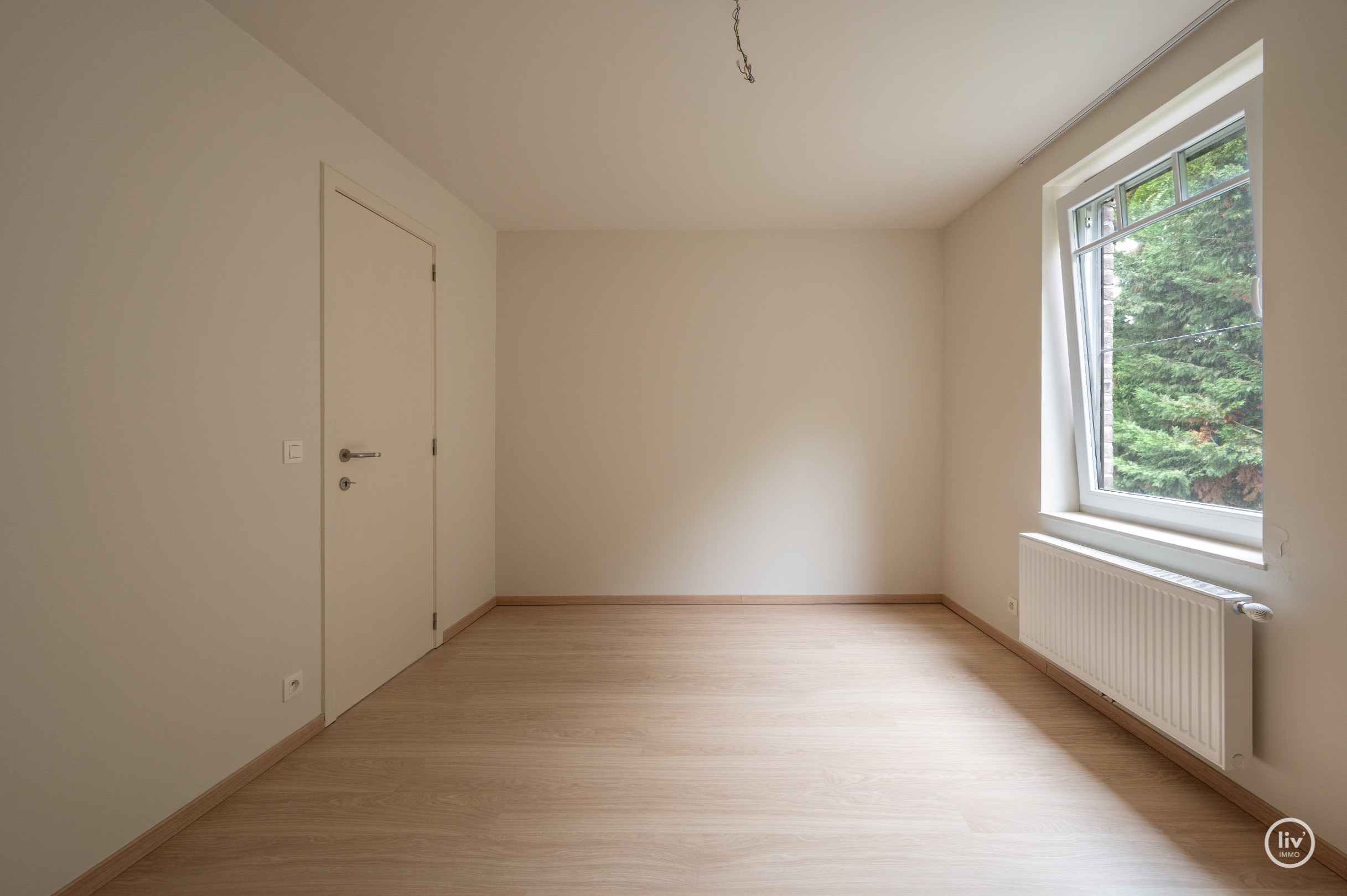 Appartement penthouse récemment rénové, situé au calme près du marché aux légumes. 