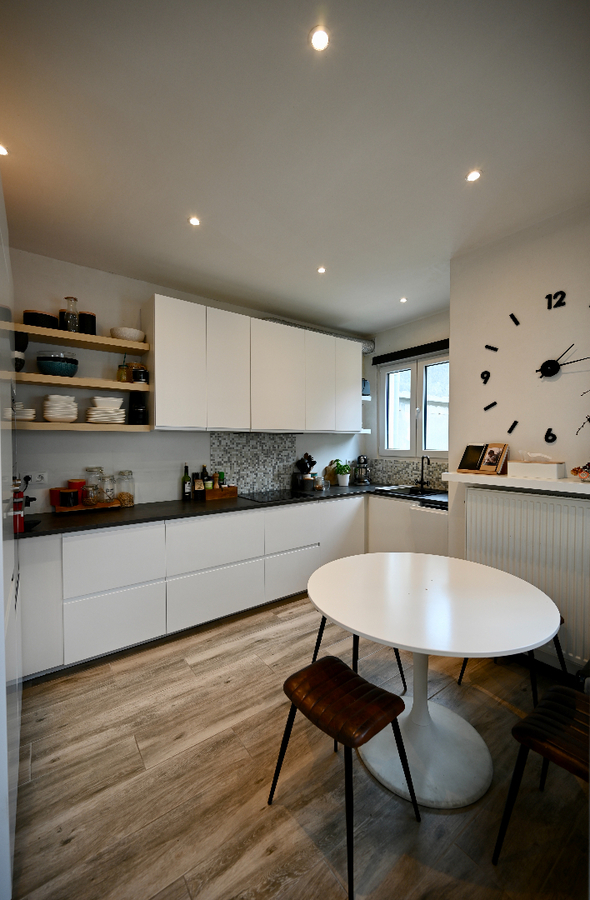 KNAP GERENOVEERDE RUIME WONING MET STADSTUIN 