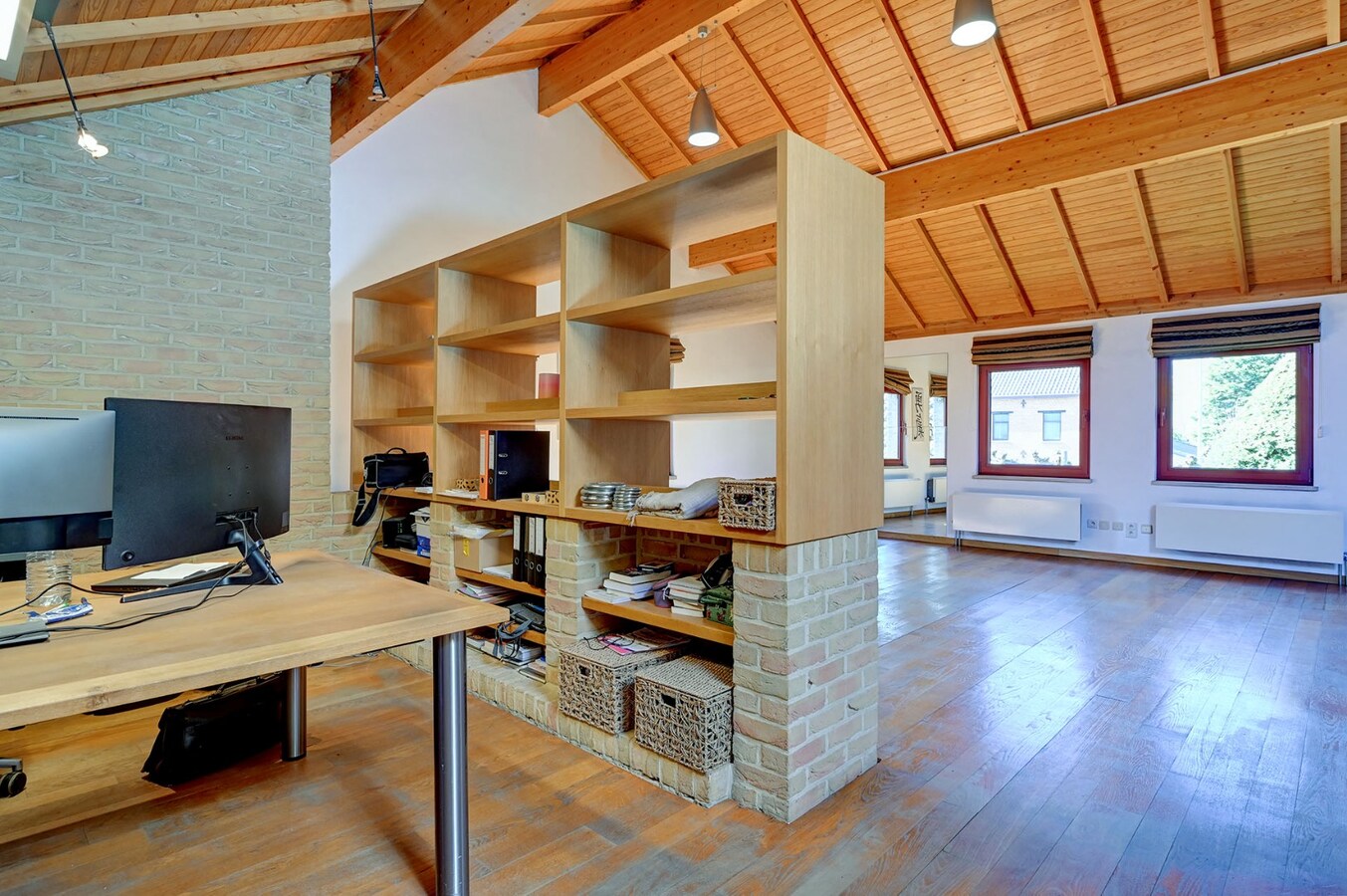 Uitzonderlijk kantoorgebouw met woonst 