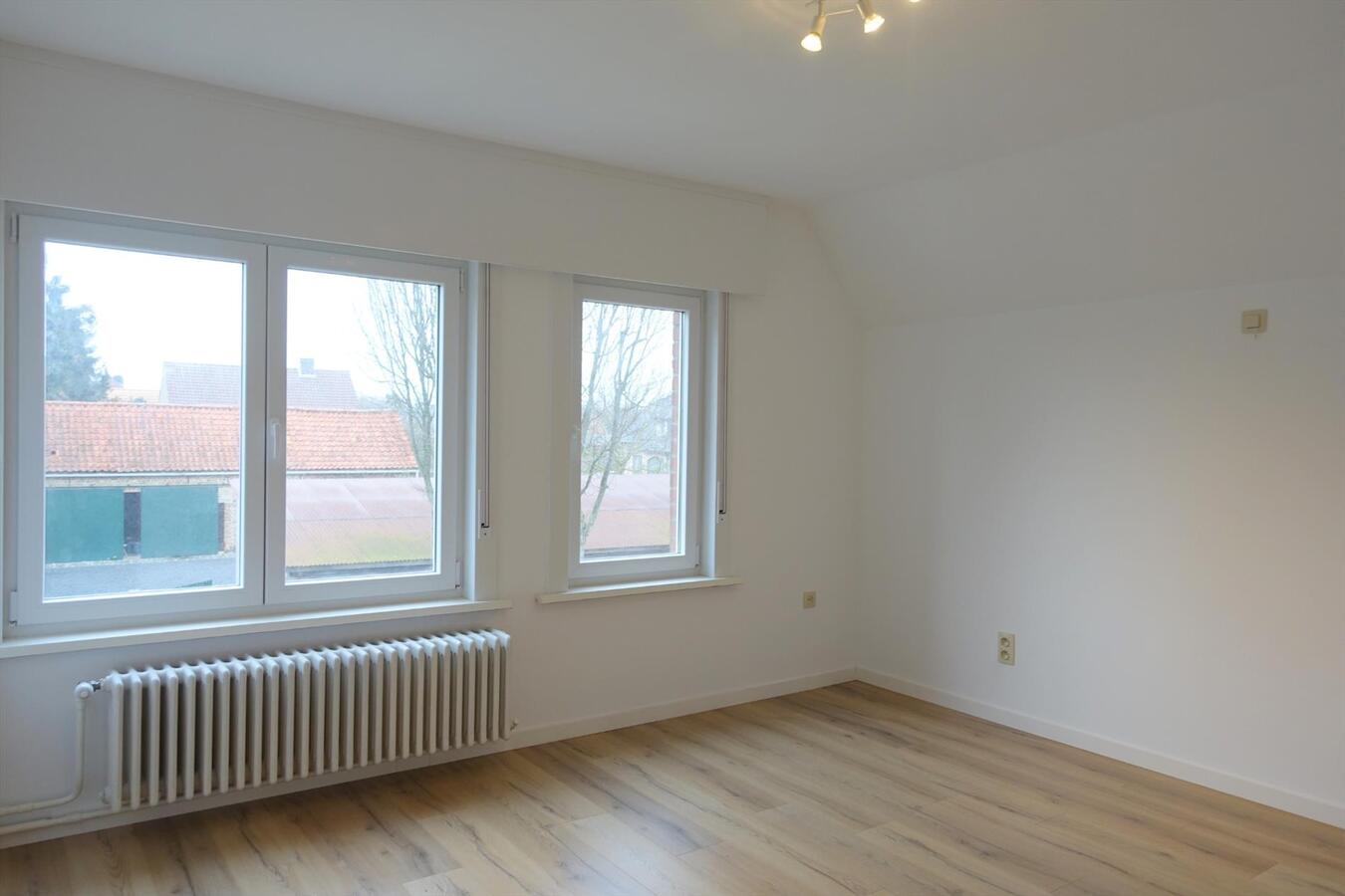 Halfopen woning met garage 