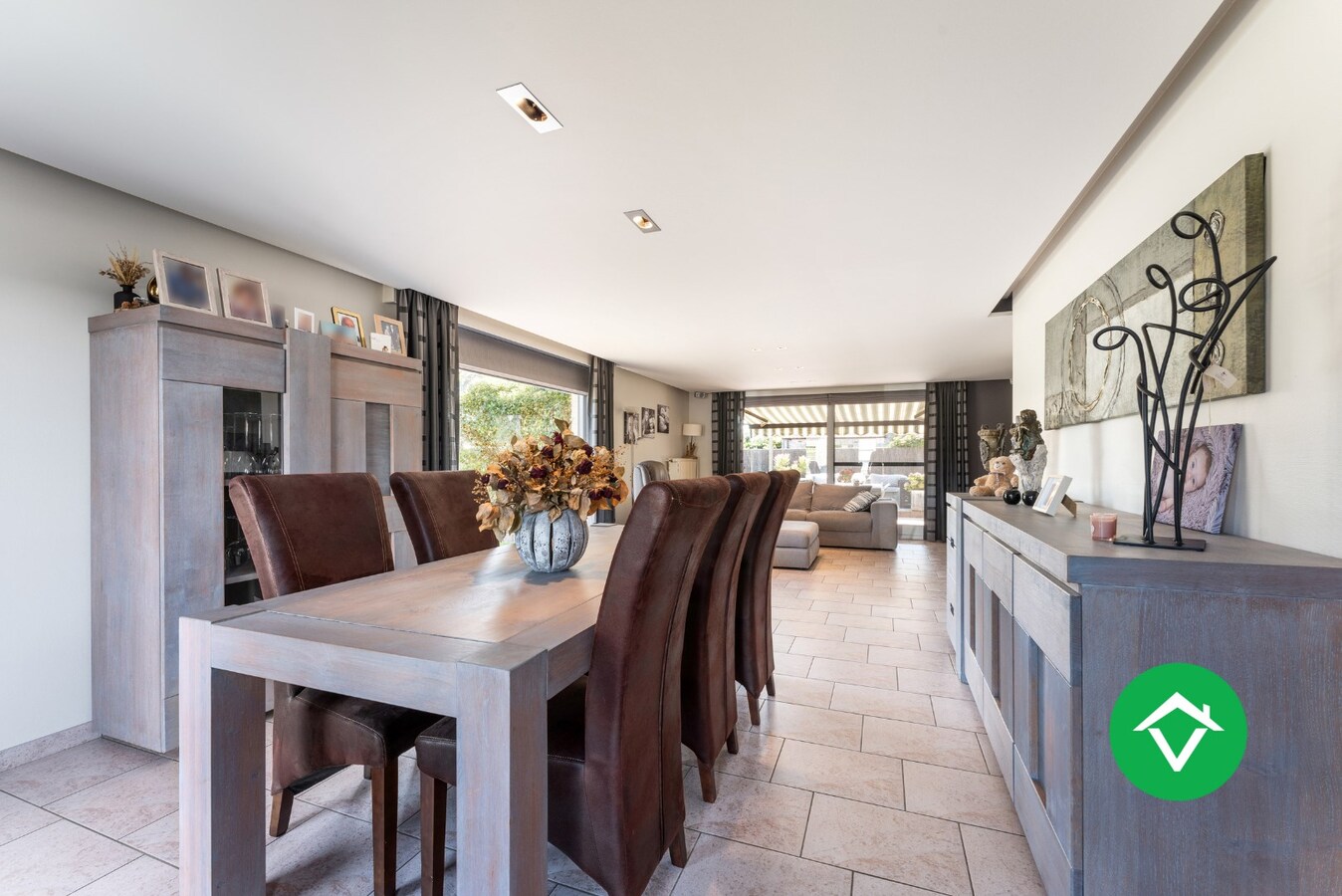 Ruime open bebouwing met 4 slaapkamers en 3 garages in Kortemark 