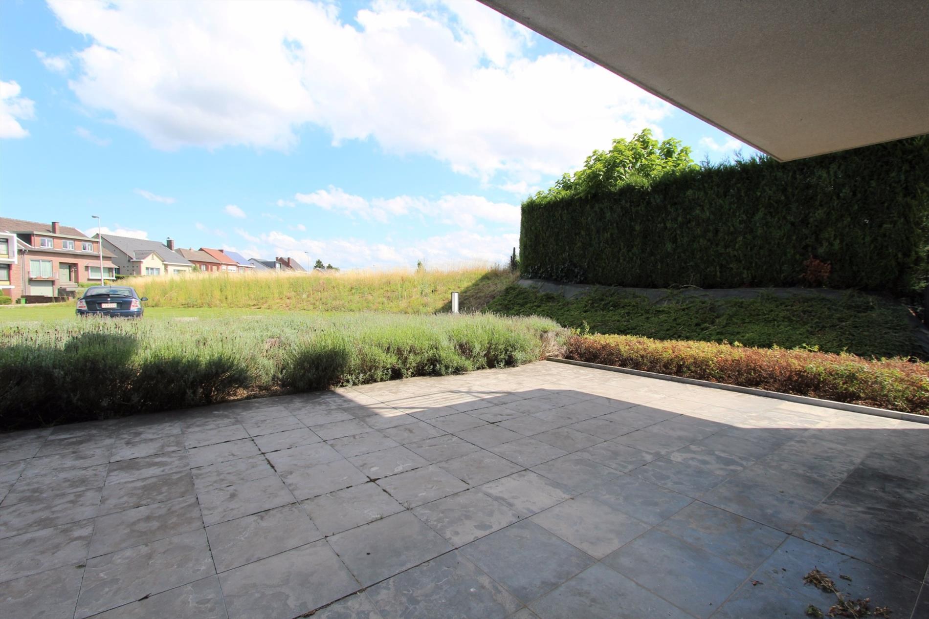 GELIJKVLOERS APPARTEMENT MET RUIM ZONNETERRAS EN GARAGE 