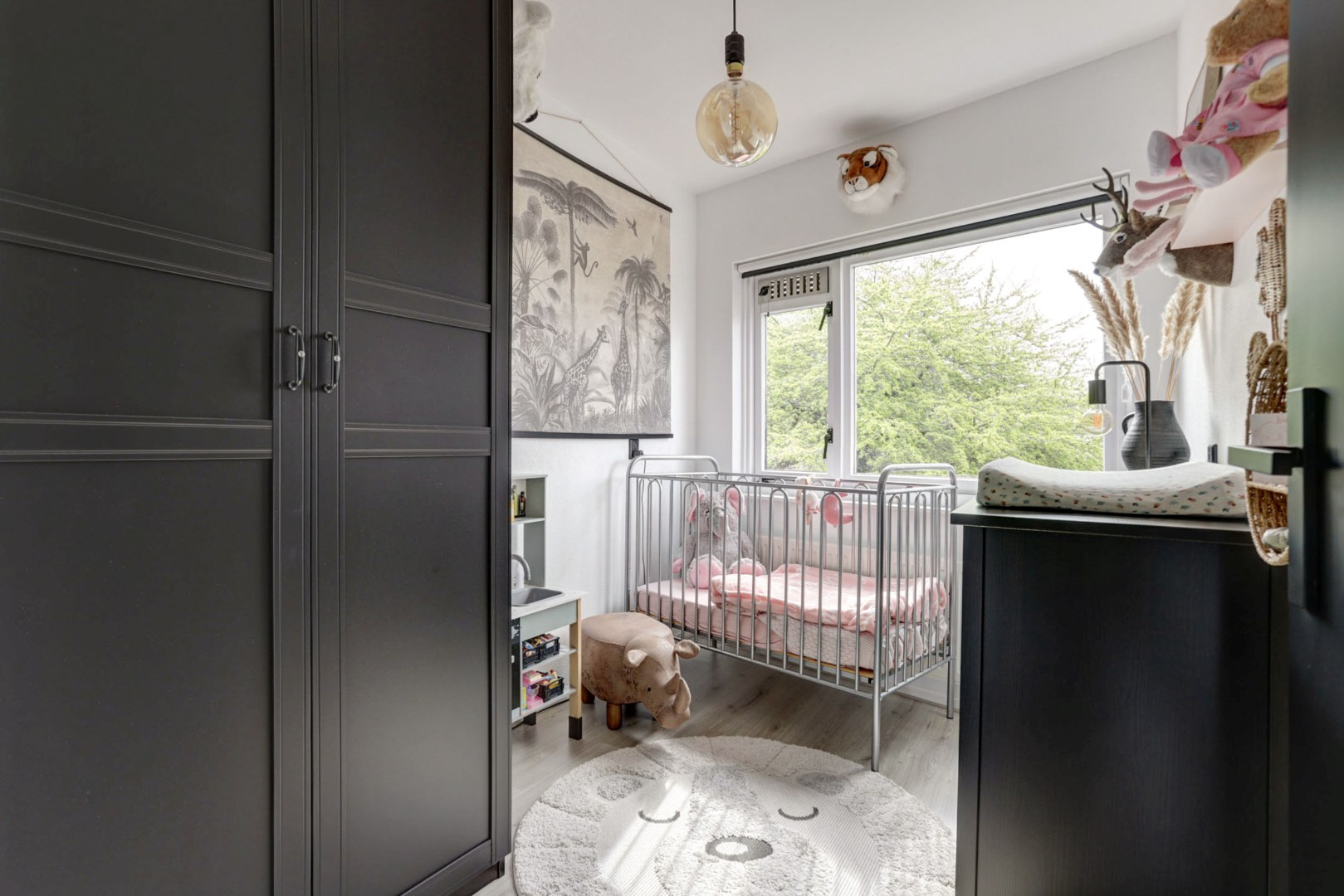 Energiezuinige (A-label) en uitstekend onderhouden 4-kamer tussenwoning met voor- en achtertuin met houten berging! 