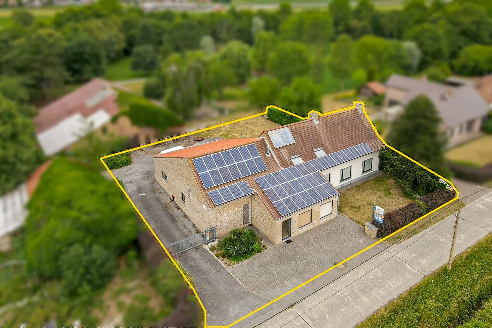 Instapklare woning met ruim handelspand op landelijke ligging te Koekelare