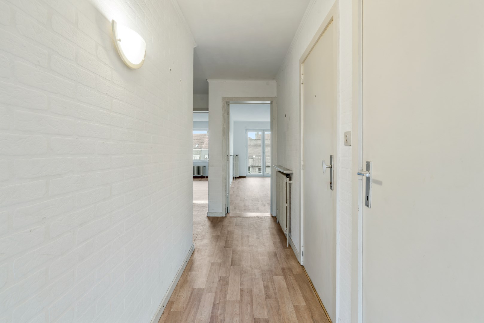 Te renoveren 2 slaapkamer appartement op eerste verdieping 