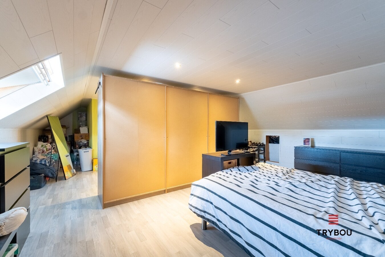 Uitzonderlijk ruime industriële duplex met ruim terras in centrum Roeselare 