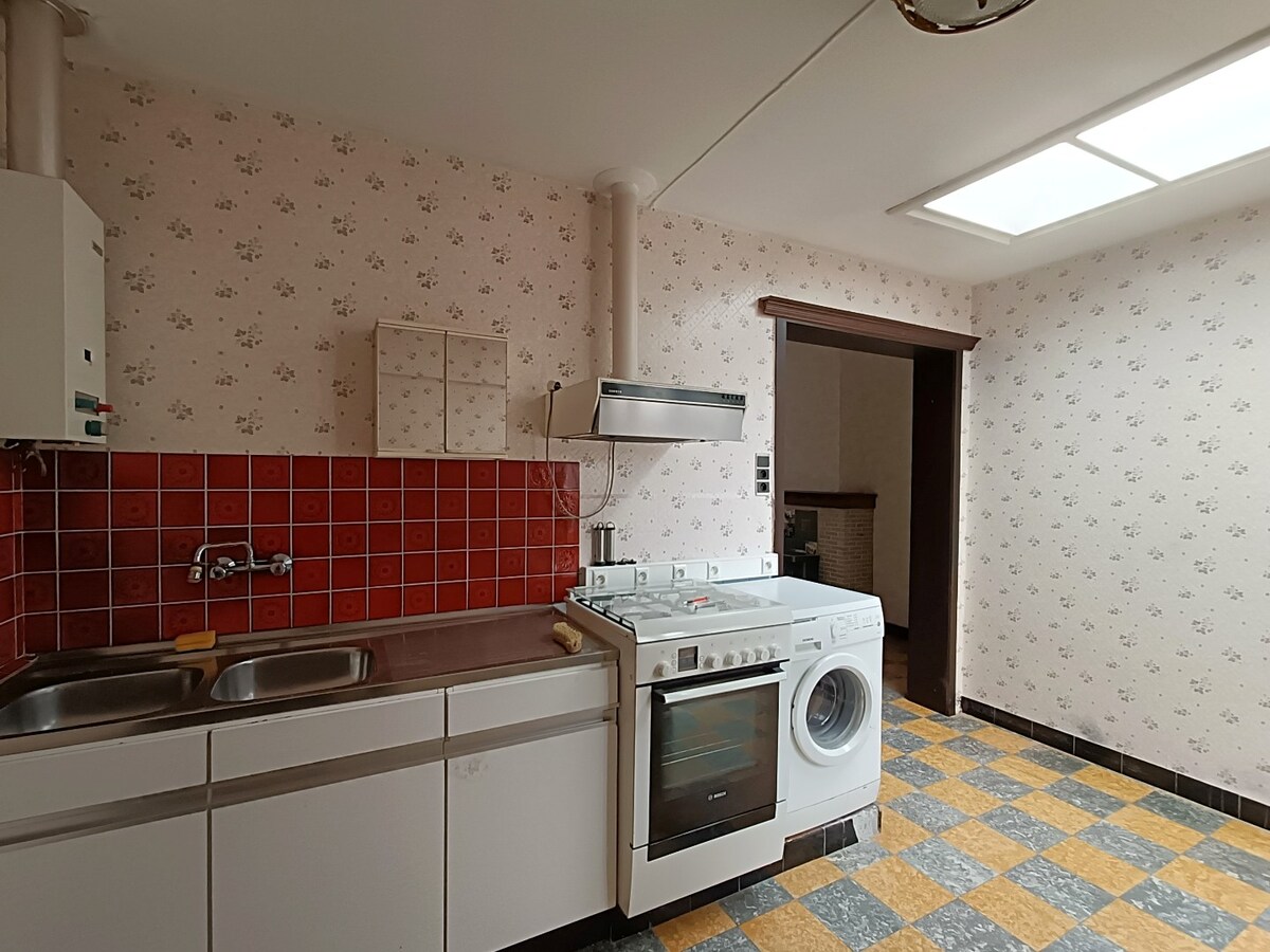 Te renoveren, lichtrijke woning met stadskoer in het hart van Assebroek. 