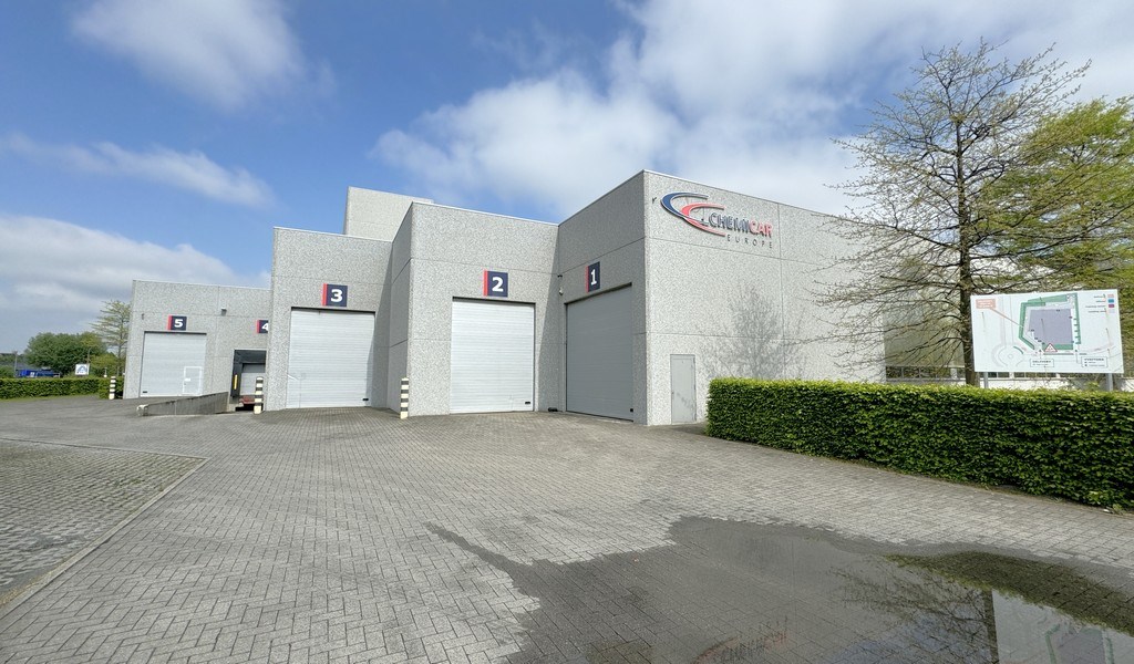 Bedrijfsgebouw met buitenopslag te huur vlakbij E17 in Zwijndrecht