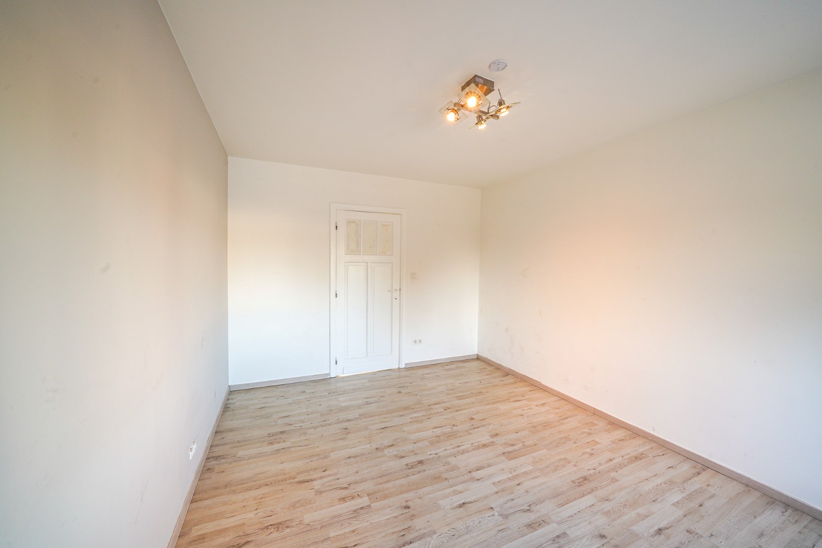 Instapklare ruime hoekwoning te Zandvoorde 
