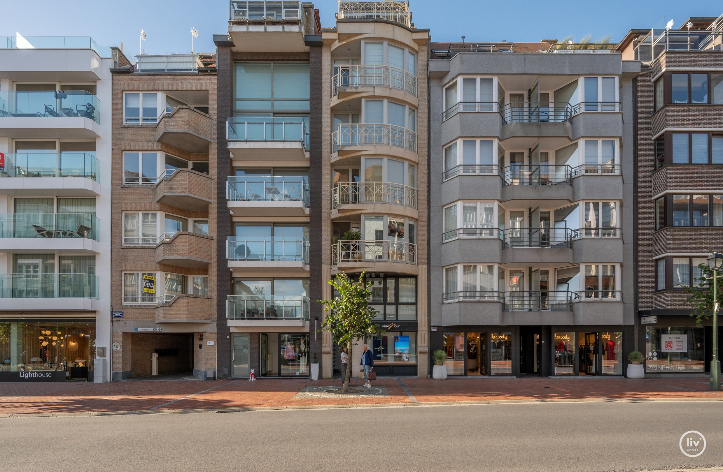Zonnig en stijlvol vernieuwd appartement met twee slaapkamers op topligging op wandelafstand van de Lippenslaan. 