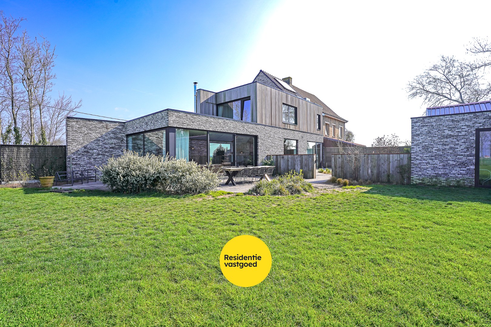 Recente woning met prachtige verzichten op een perceel van 2.027 m², midden in het groen nabij de IJzer. 