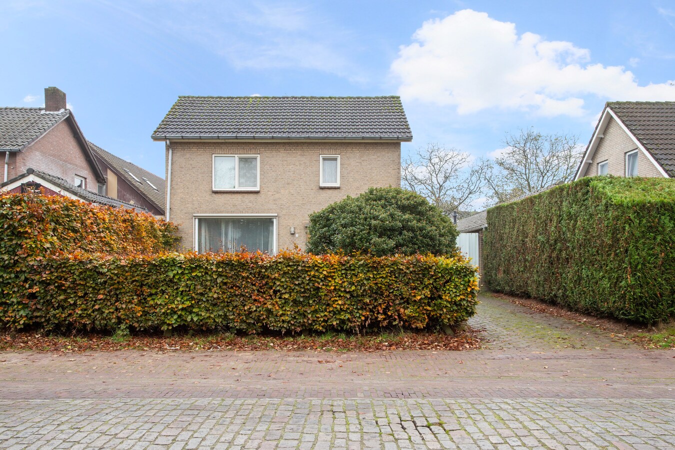 Te renoveren vrijstaande woning met vrijstaand bijgebouw gelegen in het centrum van Netersel. 