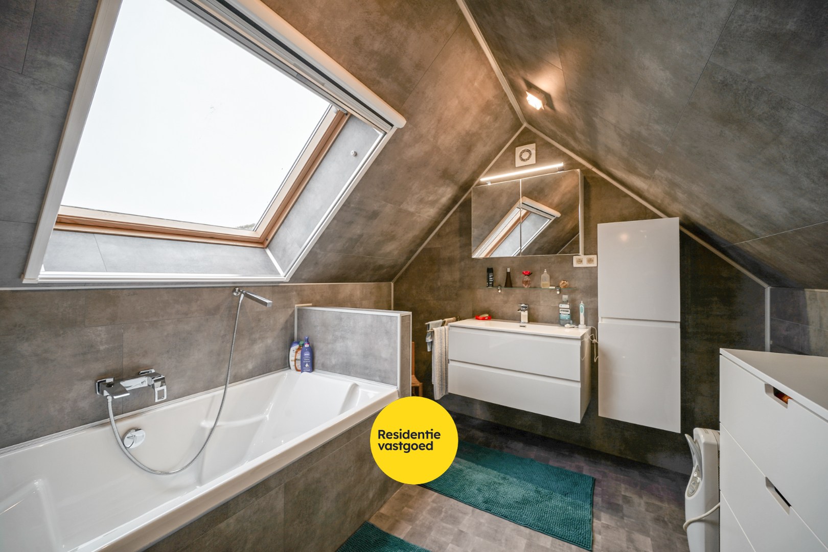 Alleenstaande woning op ruim perceel met vernieuwd woongedeelte en loods (80 m²) 