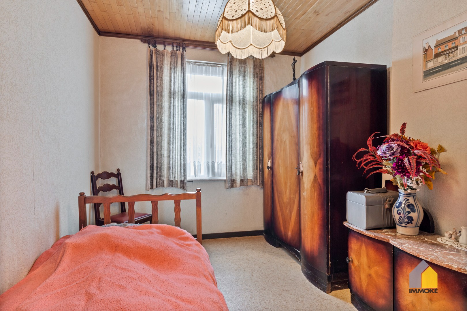 Te renoveren woning met 4 slpks, polyvalente ruimte en knusse tuin. 