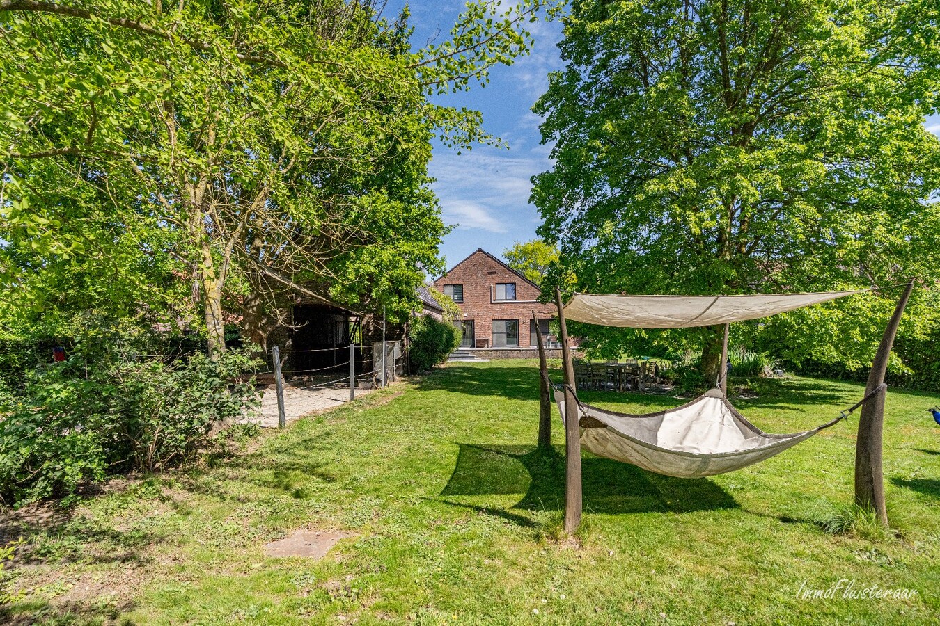 Charmante villa avec bâtiment d'écurie et prairie sur environ 6 700 m² à Hamme. 