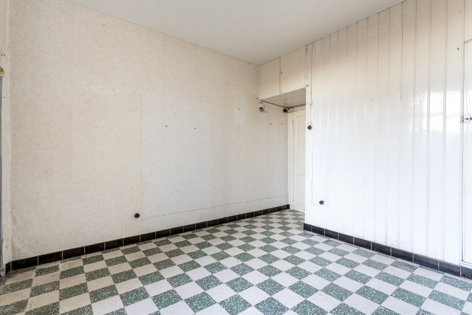 Te renoveren rijwoning met tuin te Vlezenbeek 