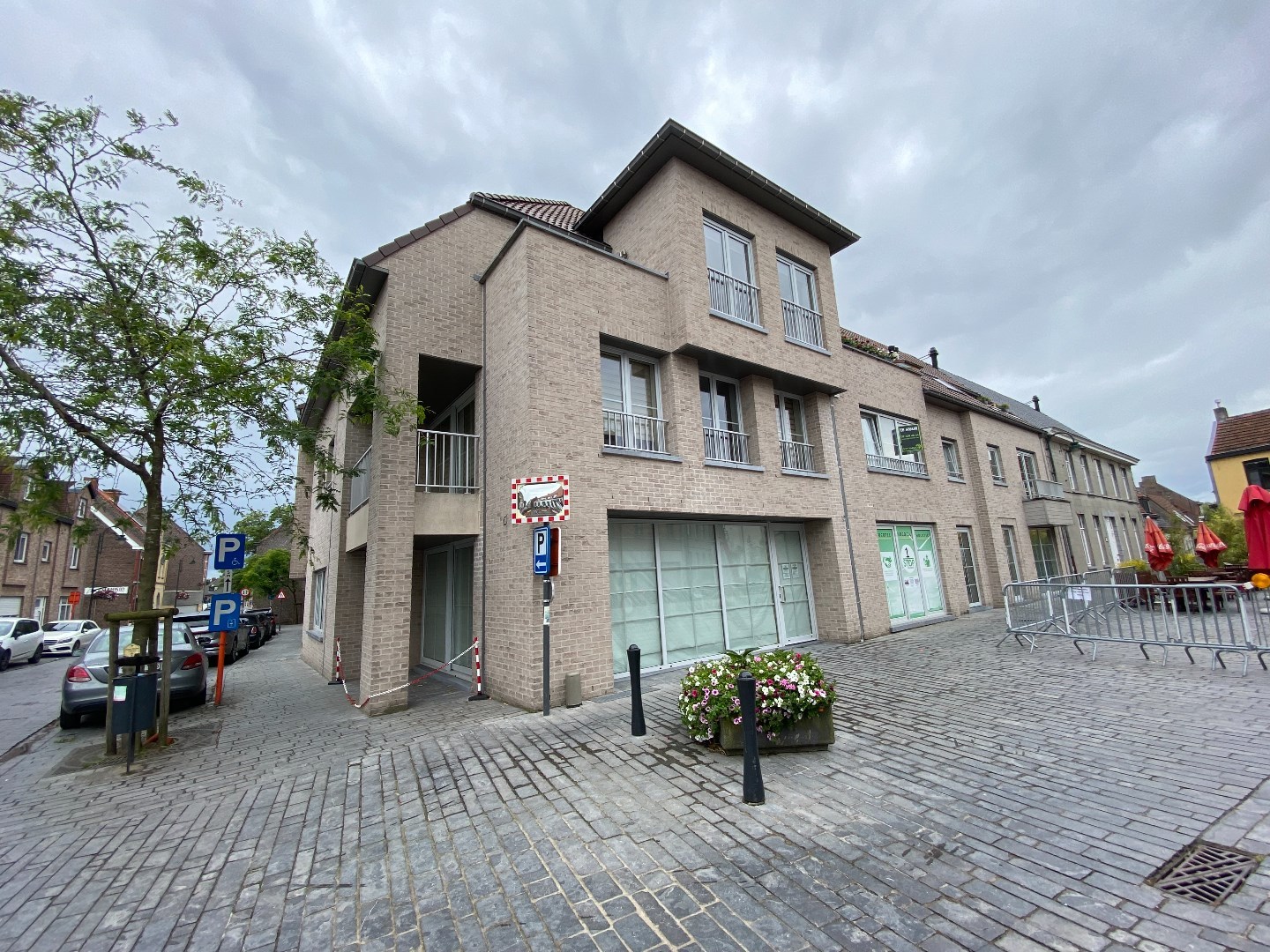 Recent energiezuinig appartement op de 1ste verdieping met 2 slaapkamers, terras en autostaanplaats 