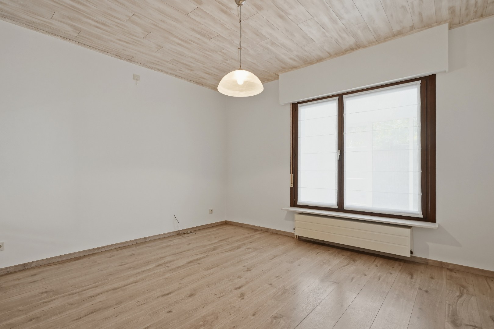 Rustig gelegen open bebouwing (type bungalow / gelijkvloerswoning) met 3 slaapkamers en prachtige tuin te Diksmuide. 