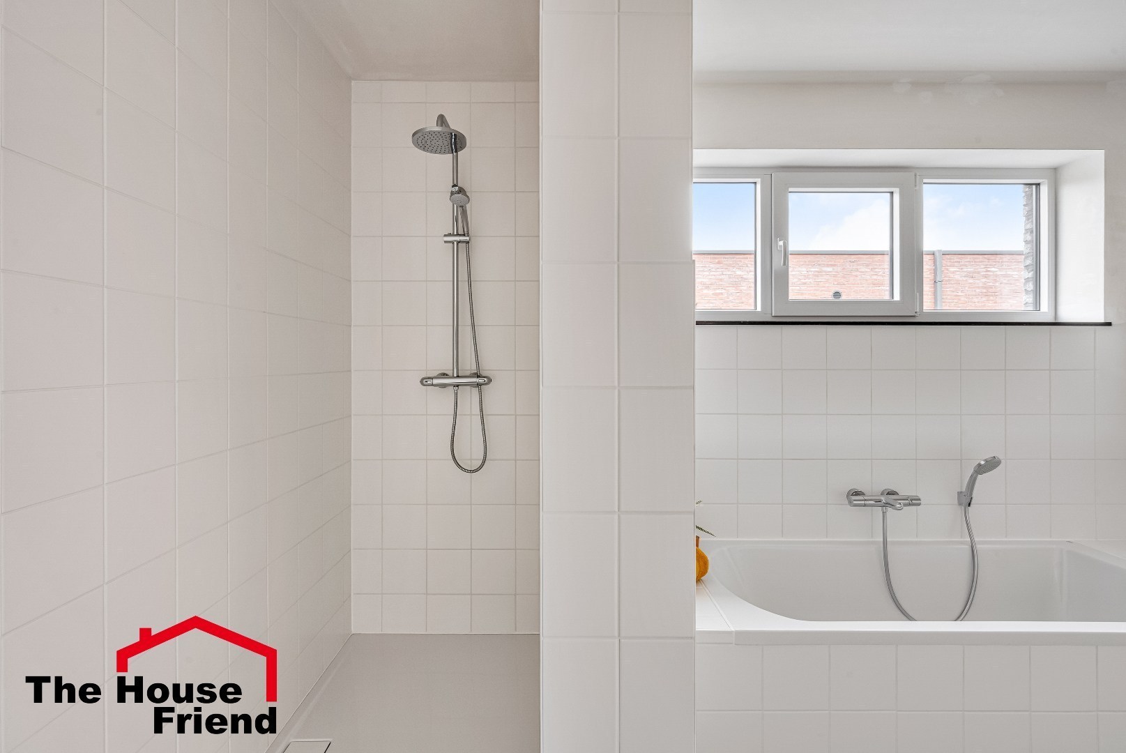 Badkamer met ligbad en inloopdouche