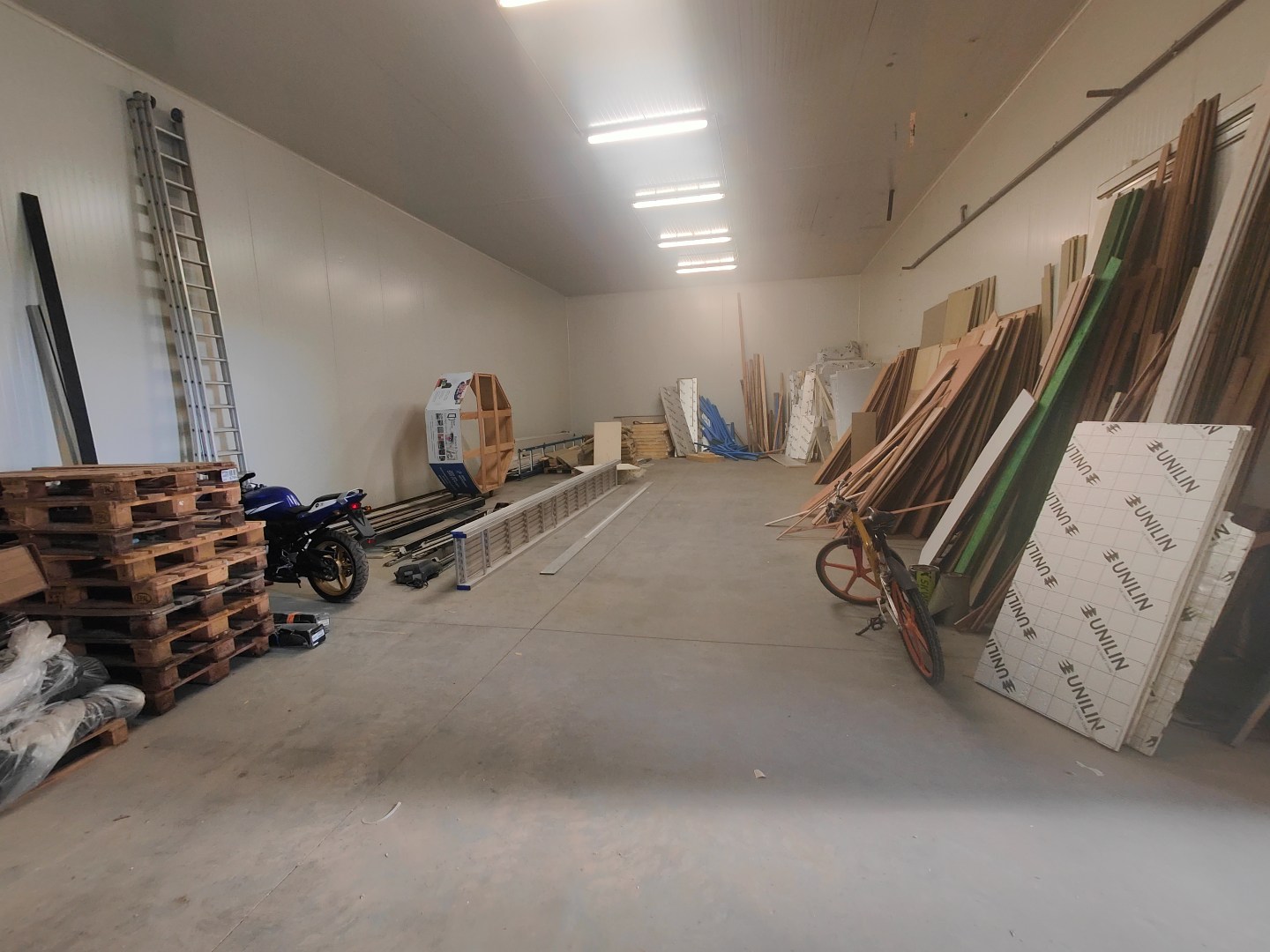Geïsoleerde loods van 385m² met sectionaalpoort 