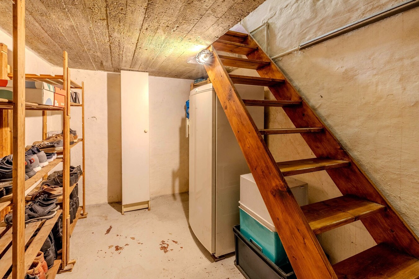 Gezinswoning met 2/3 slpks, ruime tuin en magazijn 