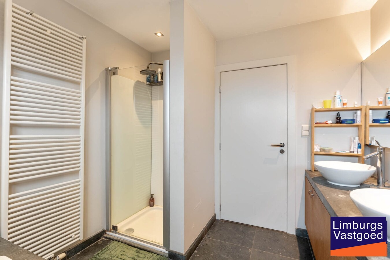 Industrieel gebouw, met woonst.1.696m², met kantoren 120m² + appartement 120m², Genk-Zuid 