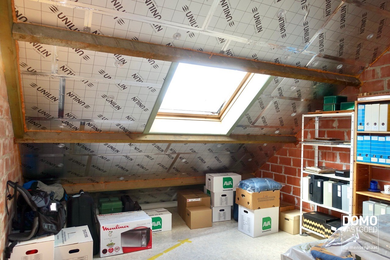 ZUIDWESTELIJK GEORIËNTEERDE DOORZONWONING MET LICHTRIJKE AANBOUW, GEZELLIGE TUIN EN RUIME GARAGE TE KURINGEN (HASSELT) 