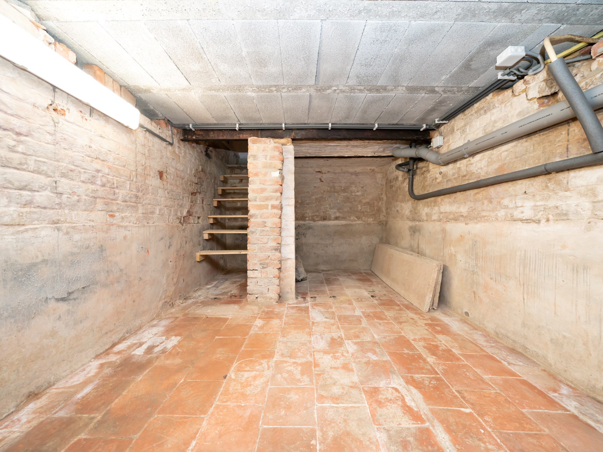 Gerenoveerde 3-gevelwoning met 3 kamers, garage en tuin 