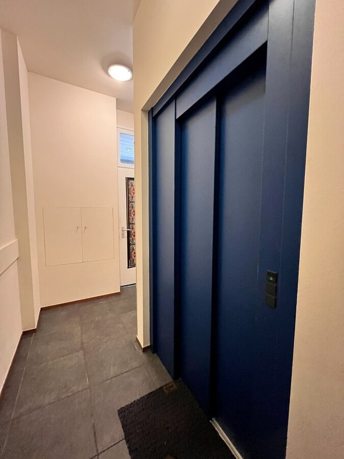 Comfortabel appartement op de 1ste verdieping van een kleinschalige residentie op een steenworp van de historische markt! 