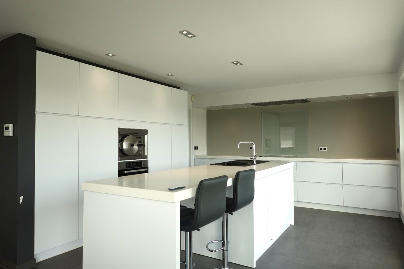 Woning met polyvalente ruimte op uitstekende ligging in Roksem 