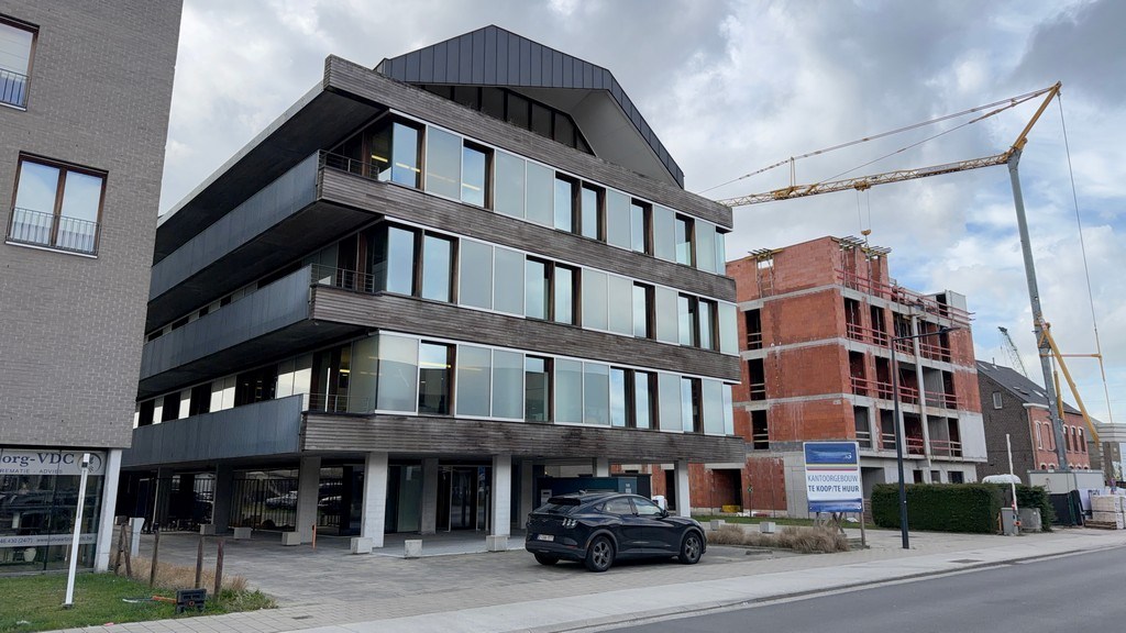 Modern kantoorgebouw te koop nabij oprit R4 te Wondelgem