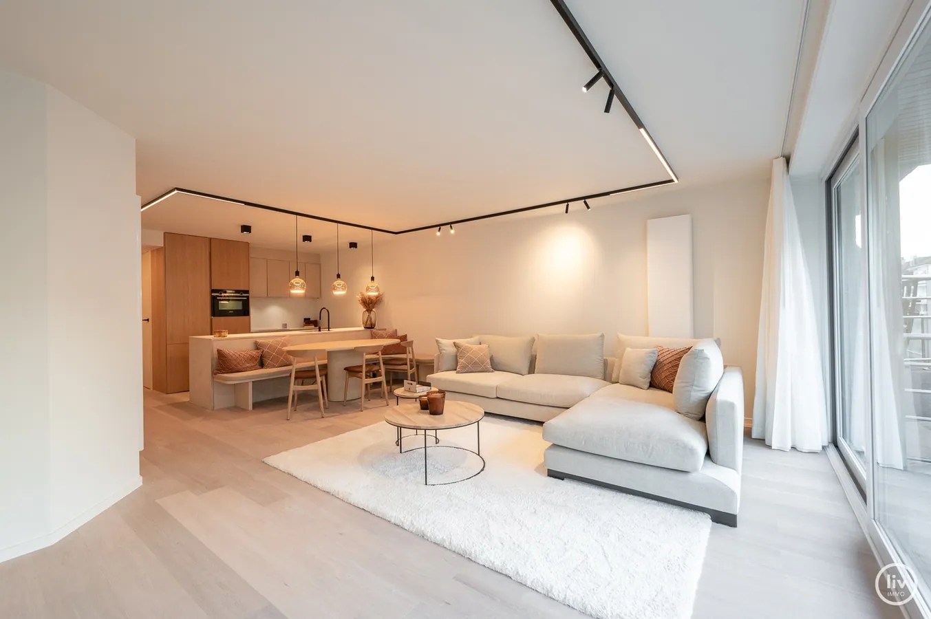 Appartement de 3 chambres entièrement rénové situé du côté ensoleillé de l'avenue Parmentier, à distance de marche de la digue. Garage possible dans le bâtiment. 