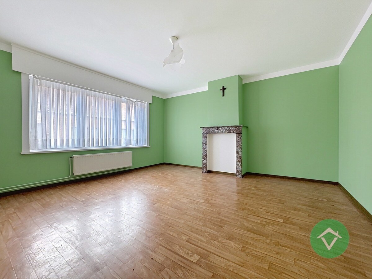 Alleenstaande woning met naastliggend stuk bouwgrond en weide te Eernegem 