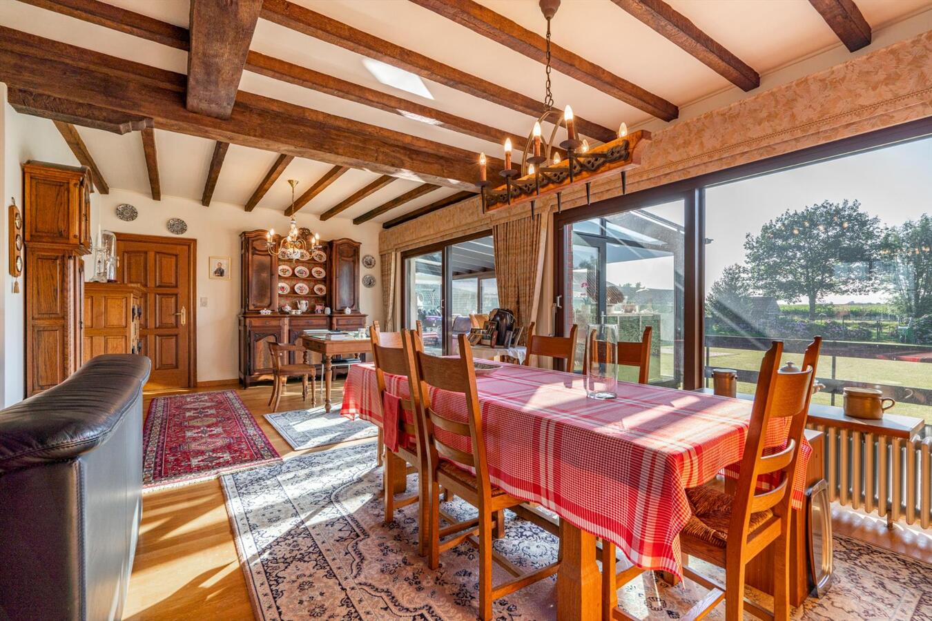 Grote woning met 6 slaapkamers en atelier op 2645 m² te Koekelare 