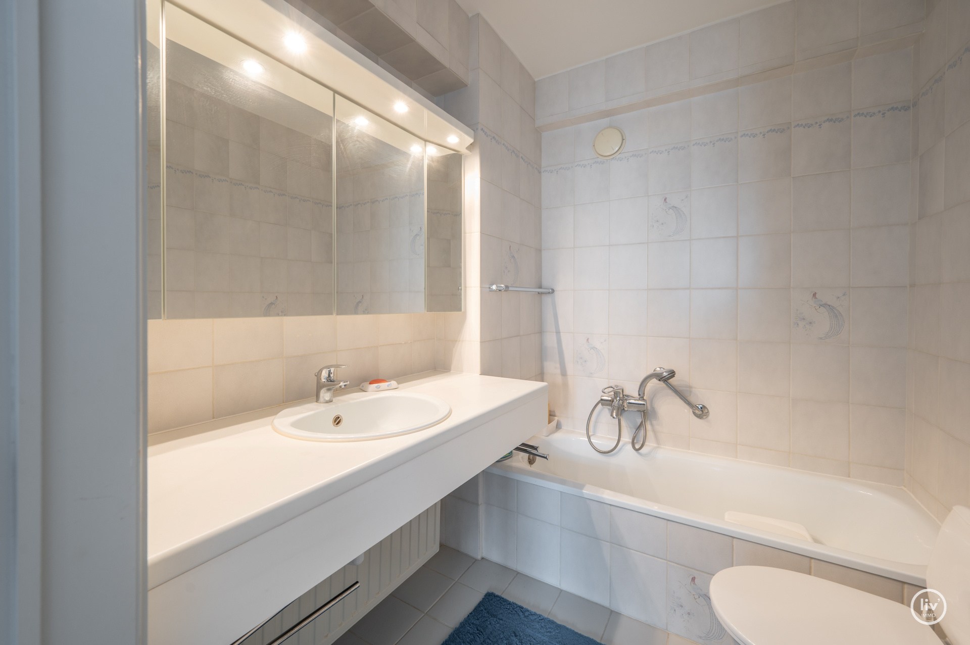 Aangenaam ruim 2 slaapkamerappartement met garage in het gebouw te Lippenslaan gelegen. 