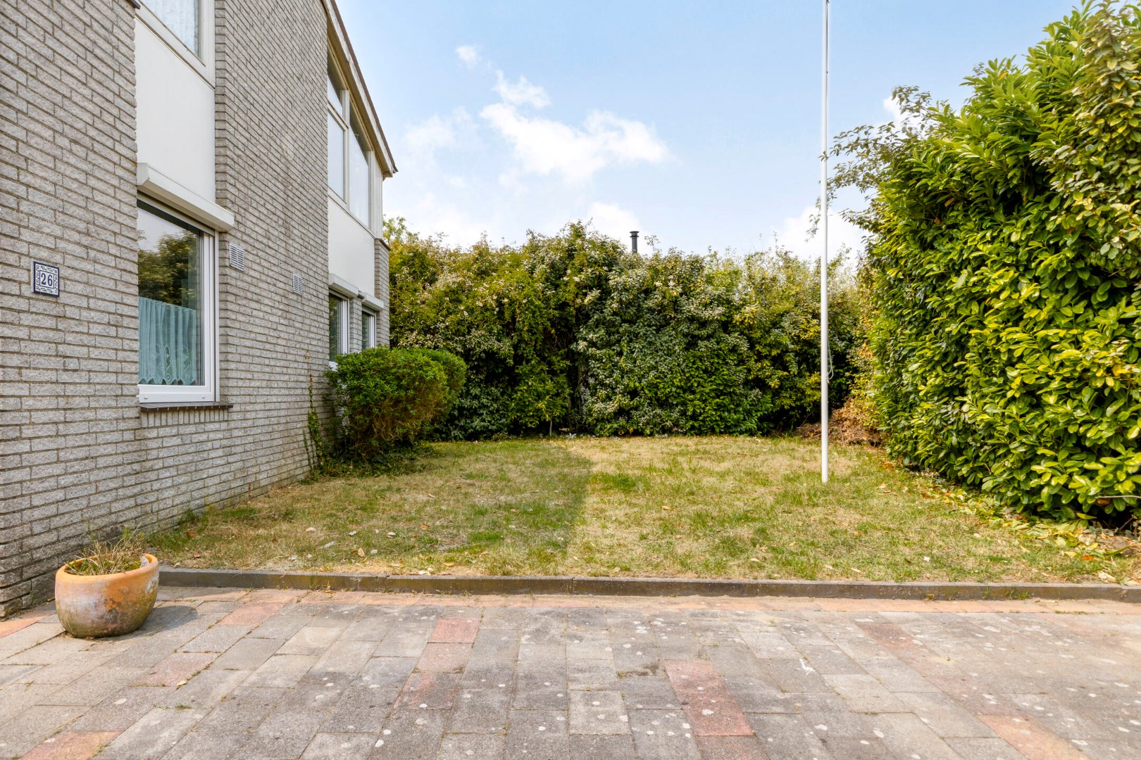 Vrijstaande 8-persoons vakantiewoning, gelegen op een unieke plek met vrij uitzicht over de Oosterschelde, kijkend richting het schilderachtige Zierikzee, wacht deze woning op een nieuwe eigenaar! 