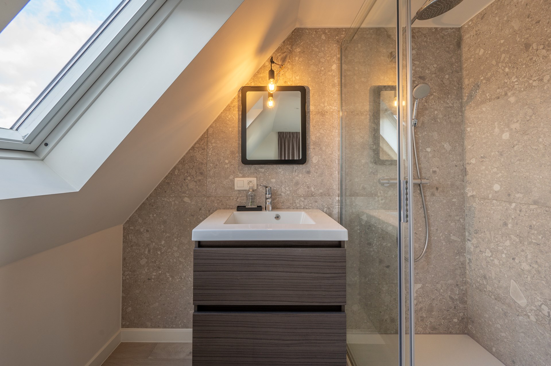 Propriété exceptionnelle et rénovée (5 510 m² de terrain) à proximité du centre de Knokke-Heist et bénéficiant d'une vue exceptionnelle sur les polders de Knokke. 