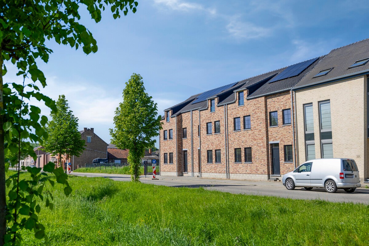 DRIE NIEUWE BEN-WONINGEN OP GUNSTIGE LOCATIE 