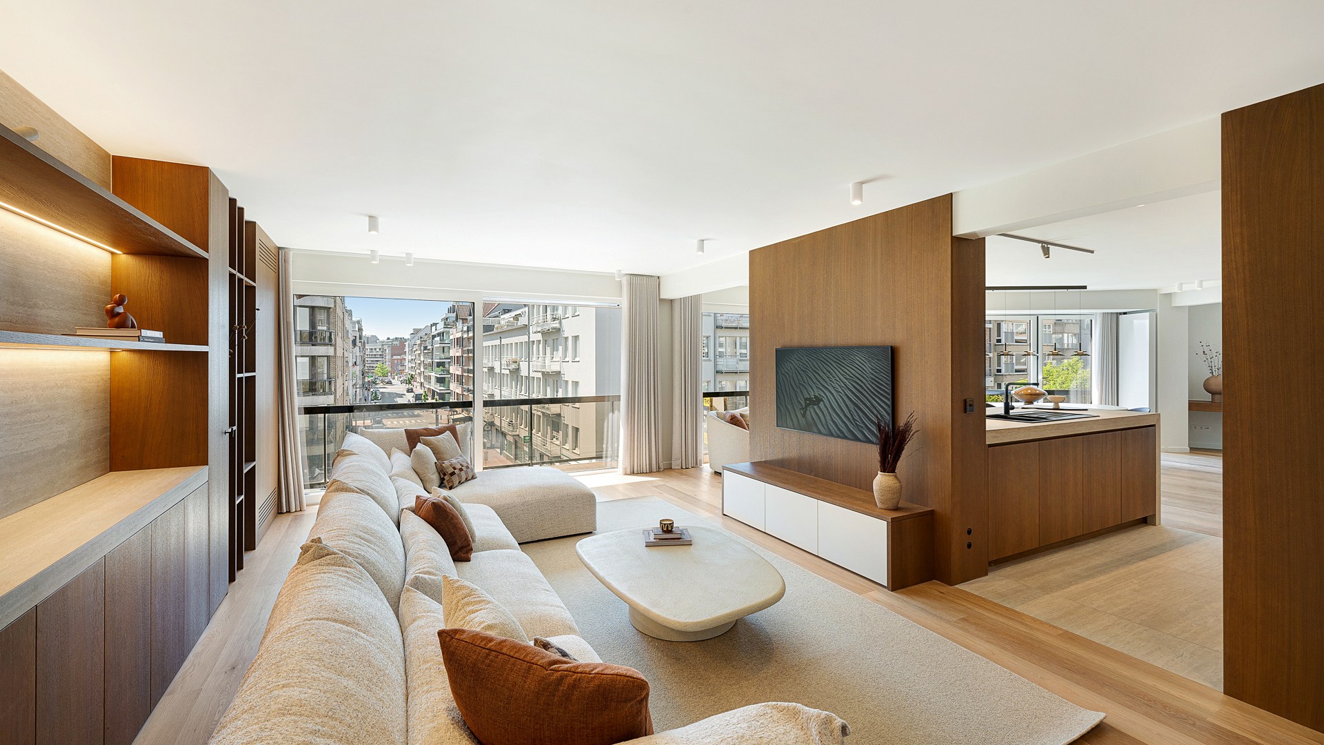 Appartement d'angle spacieux et luxueusement rénové avec des vues dégagées et une largeur de façade de plus de 16 mètres. 